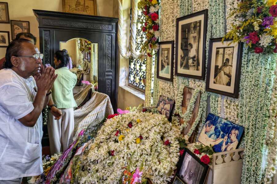 Tollywood actor Supriyo Dutta was among the visitors who paused before a framed portrait of Satyajit Ray, offering flowers and prayer