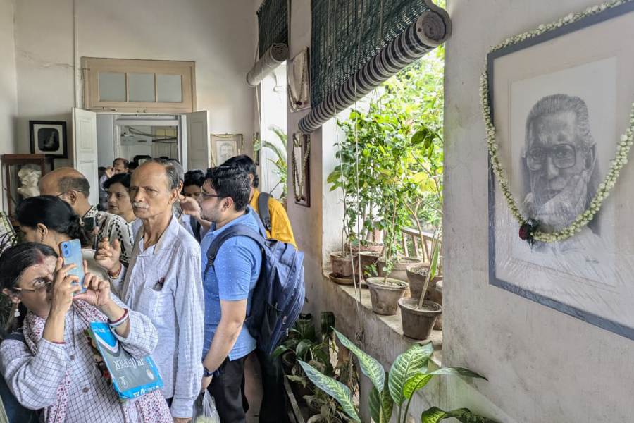 A Ray enthusiast was seen clicking a picture of Ray’s framed portrait while waiting in a queue in a corridor 