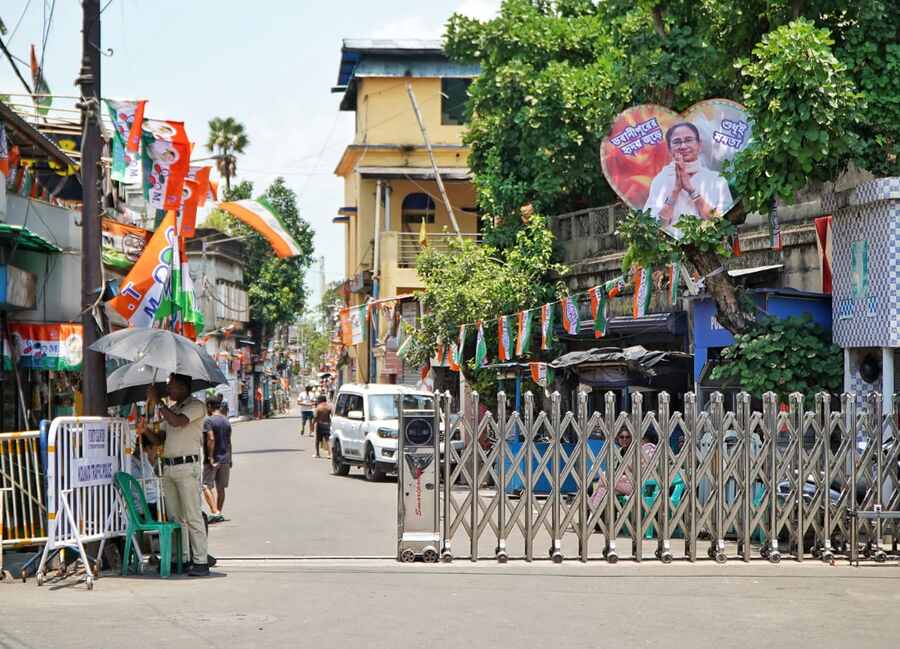 In Kalighat, a high-tension area, the lane outside Mamata Banerjee’s house was deserted with heavy security deployment