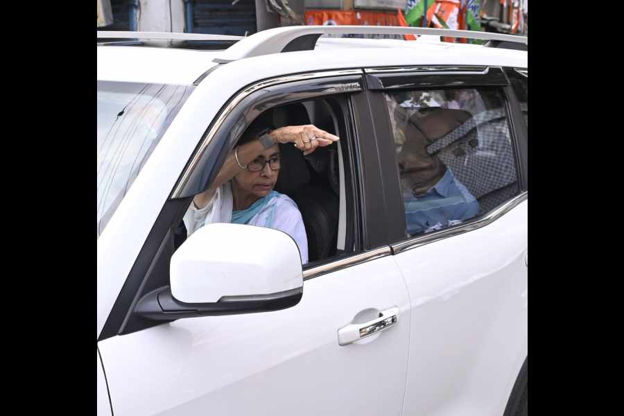 Mamata Banerjee on her way to the Bhabanipur counting centre