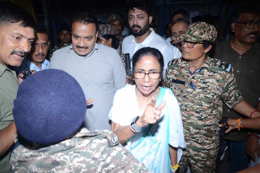 Mamata Banerjee on her way to the Bhabanipur counting centre