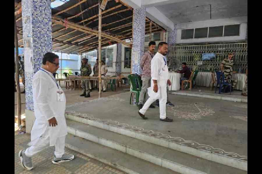 Tapash Chatterjee of Trinamul Congress walks into the counting hall at Bidhannagar College at noon. He was leading by 6,030 votes then.