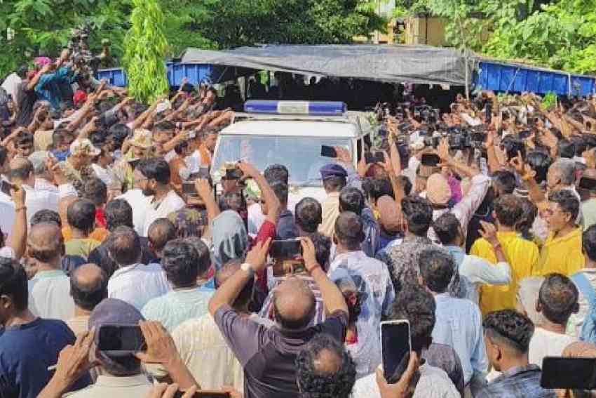 The vehicle with the body of Chandranath Rath leaves after the autopsy at the Barasat state hospital on Thursday afternoon amid a surging crowd. Picture by Sudip Deb