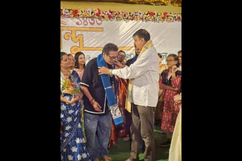 Outgoing MLA Sujit Bose greets Prasanta Pal, the theme-maker for FD Block's puja this year, last Friday