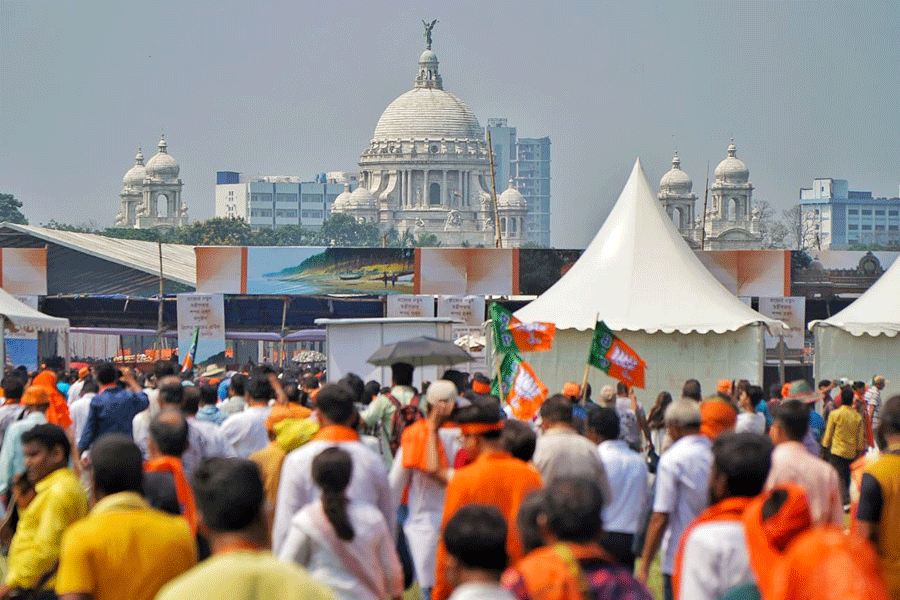 A sea of people gathers at Brigade Maidan for the oath-taking ceremony.