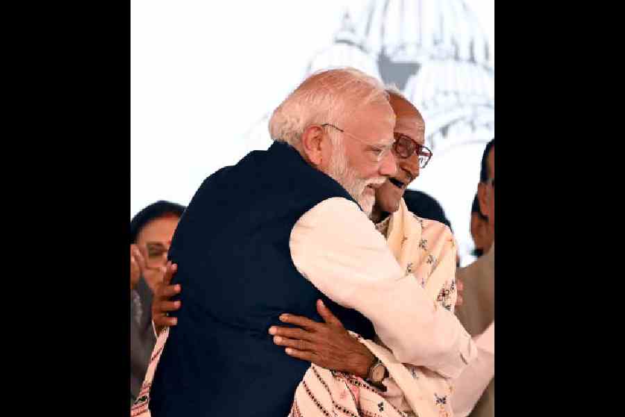 Modi touches feet of Jana Sangh veteran at Brigade Parade Ground