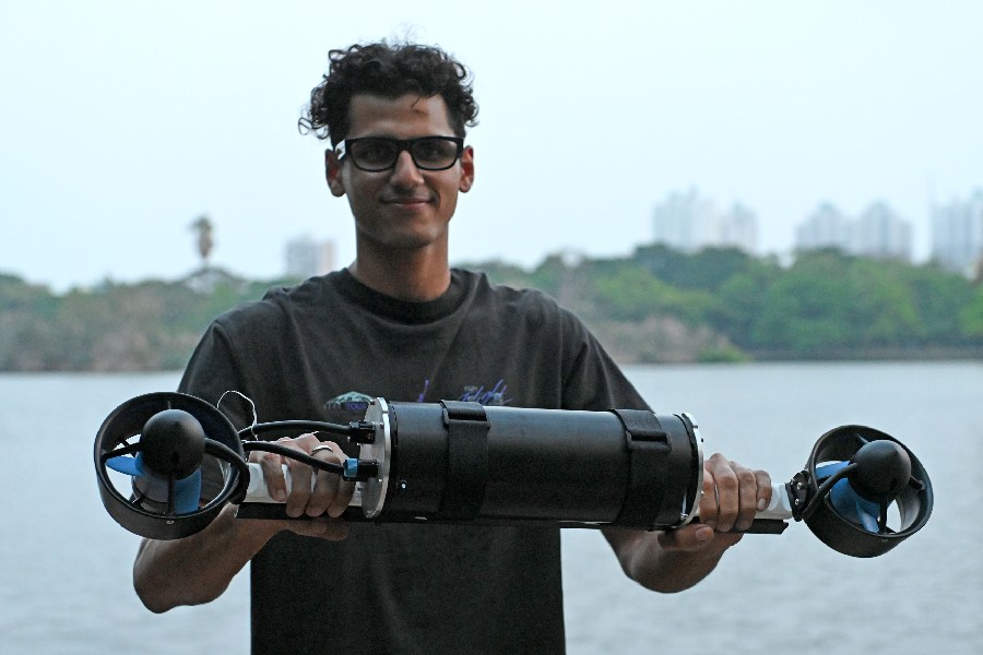 Rahul Pareek with the SHARK DPV