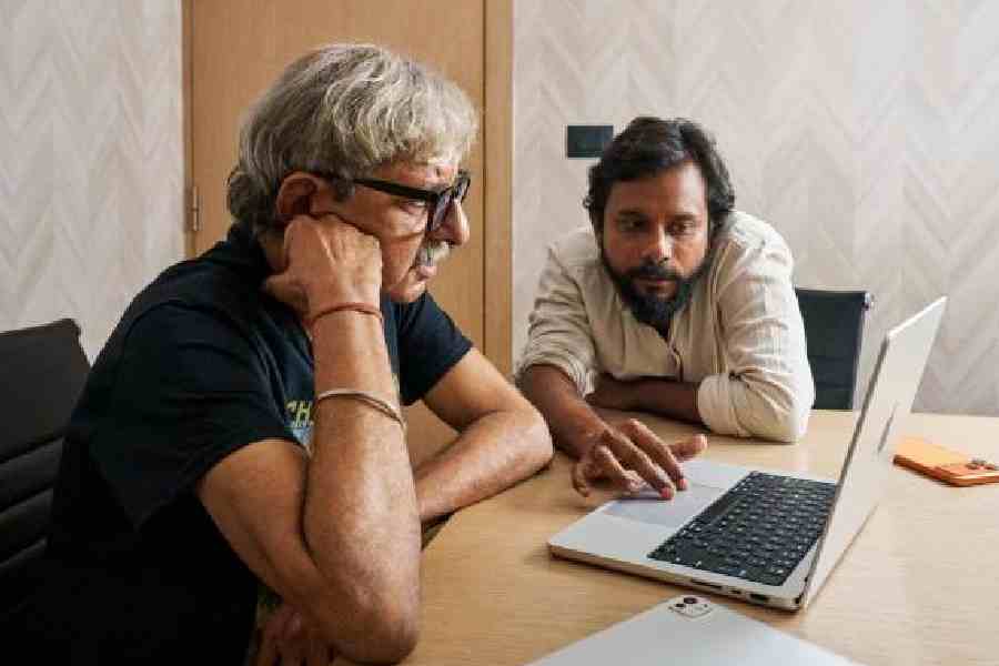 Writer-director Sriram Raghavan (left) mentors Ritesh Sharma as they appraise an early edit of She Sells Seashells on MacBook Pro. Picture: Apple