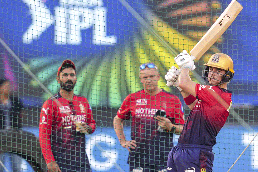 Royal Challengers Bengaluru's Jacob Bethell plays a shot