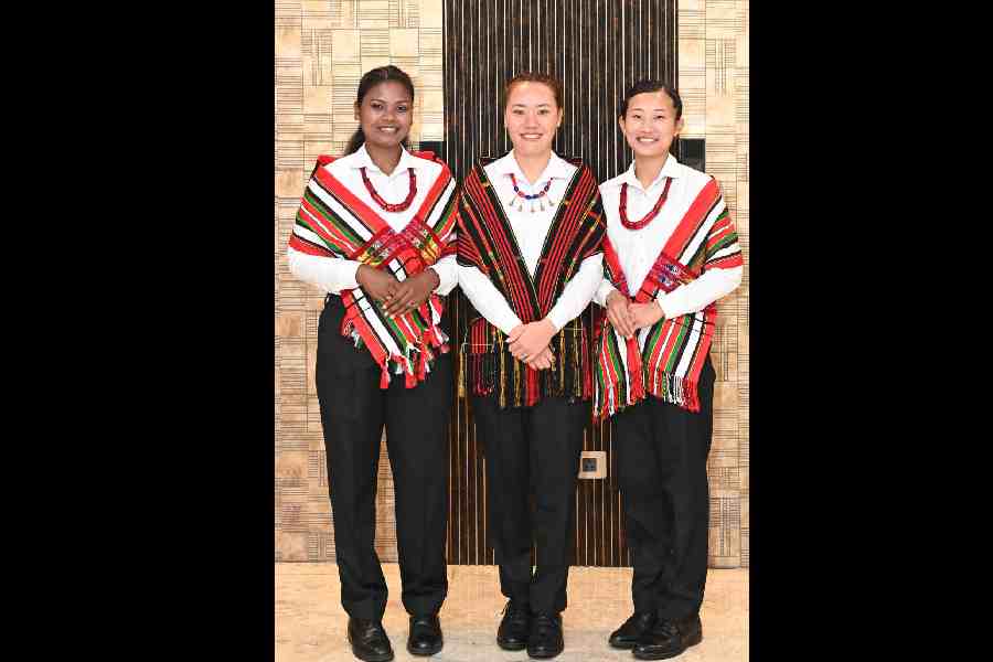 The main traditional attire worn by the female band members comprises a Mizo shawl, necklace, white shirt, and black trousers.