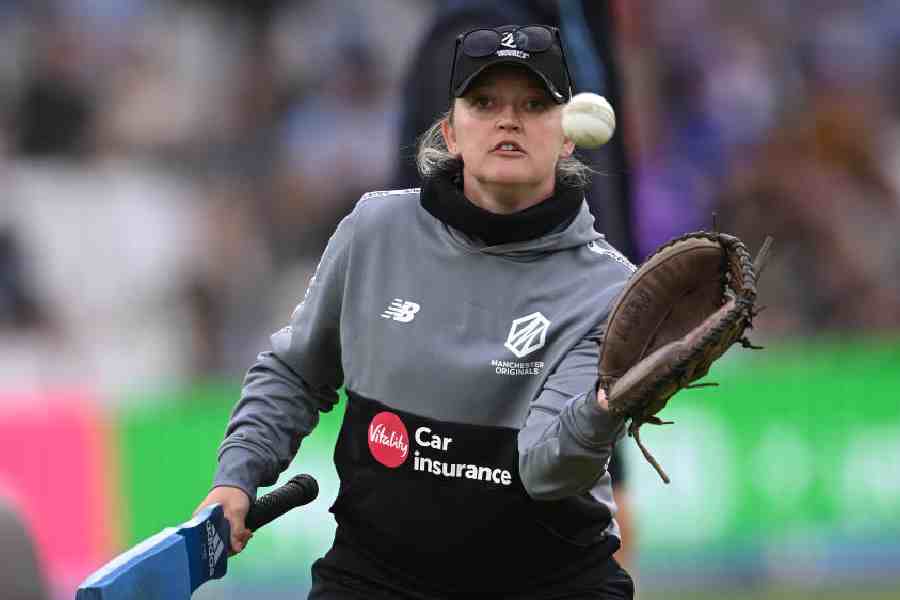 Sarah Taylor conducts catching drills during her stintwith Manchester Originals Men at The Hundredin 2023.