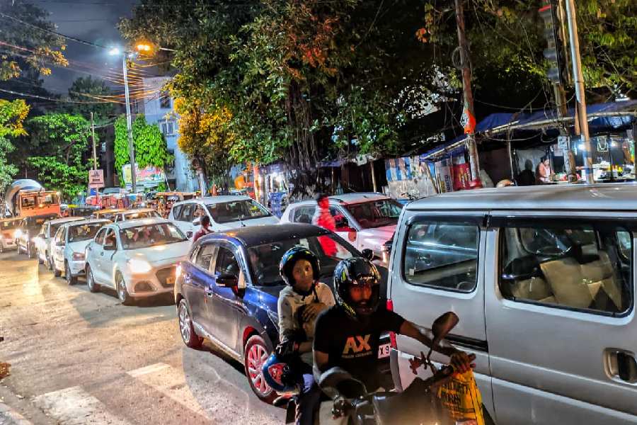 Vehicles using the Chingrighata flyover towards Salt Lake are channelled through diversion route before reconnecting with the bypass through a right turn towards Bidhannagar Police Commissionerate