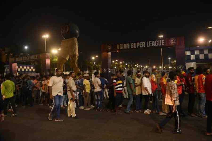 Football fans outside Salt Lake Stadium on Sunday night. Picture by Bishwarup Dutta