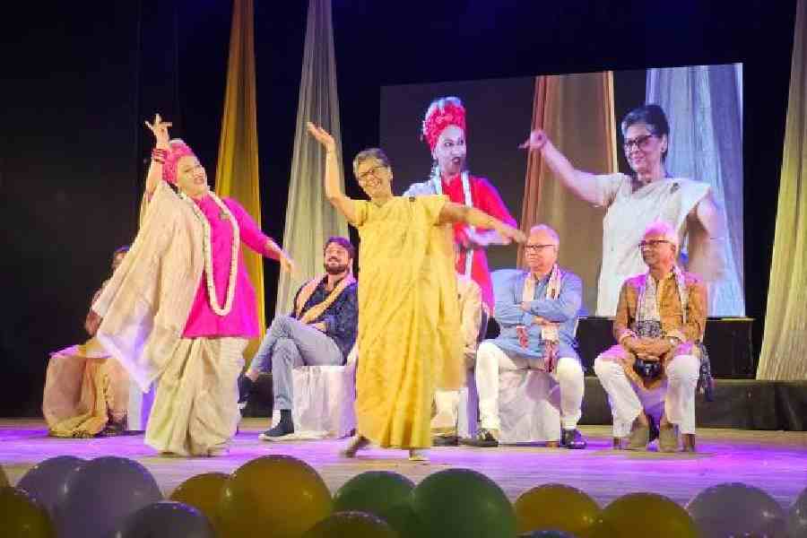 Children’s Little Theatre alumna Alakananda Roy (left) puts up an impromptu act with CLT vice-president Ayesha Chaudhuri at the 75th anniversary show. Chiranjeet, Jawhar Sircar and Soumitra Basu are seated behind.            Pictures by Sudeshna Banerjee