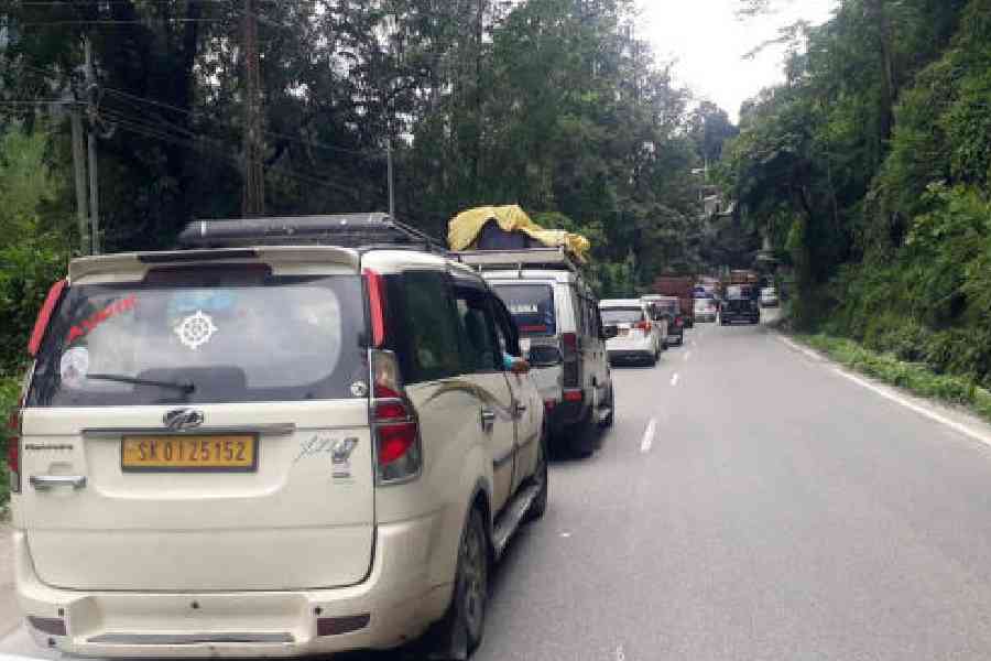 Vehicles line up near Gangtok on NH10