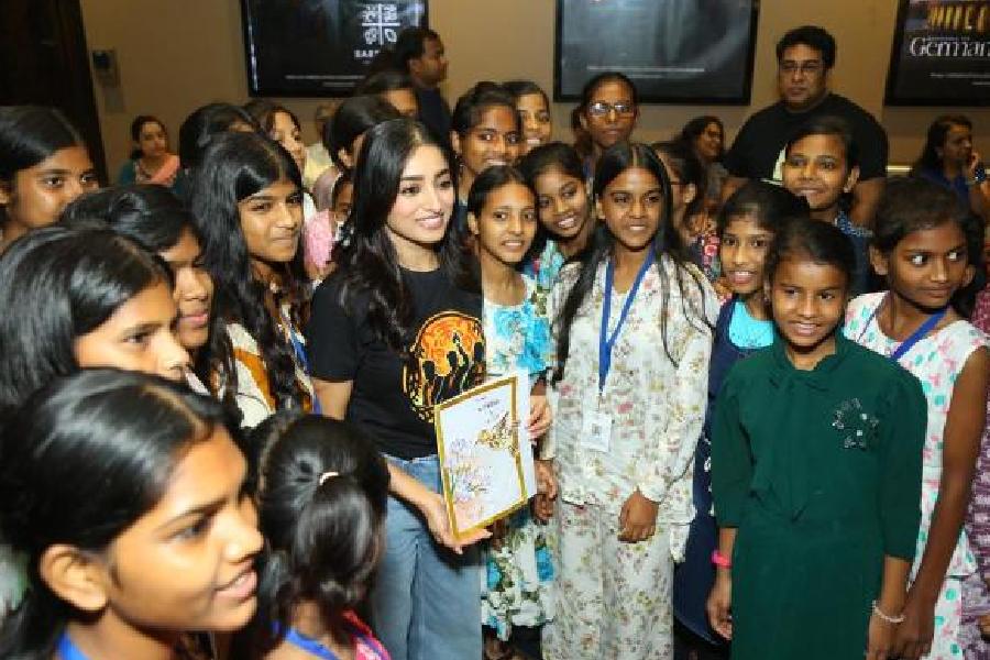 Children and educators interact with Ishaa Saha, who plays Jhinuk in Saptadingar Guptodhon. 