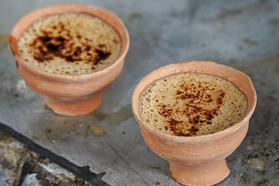 Chaffee is not complicated. Add tea leaves directly into boiling milk coffee, or make milk tea first and finish it with a dash of coffee
