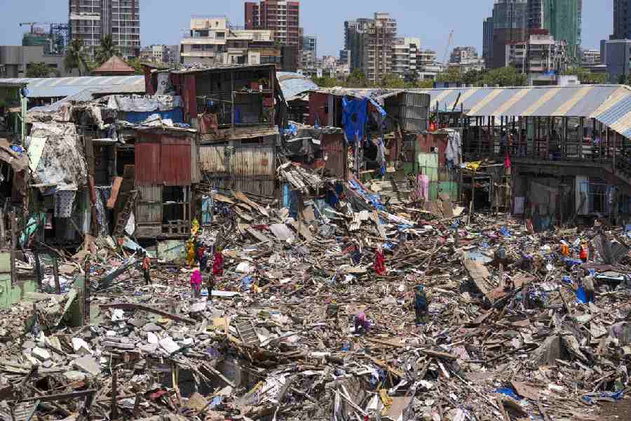 The Western Railway on Tuesday launched a massive anti-encroachment drive in the area, clearing several of the 500 illegal huts adjacent to the eastern side of Bandra railway station following the Bombay High Court\\\'s directions.