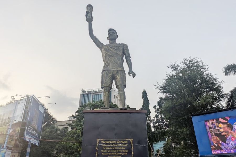 The installation has drawn criticism, especially on social media, with users commenting on its lack of resemblance to the footballer