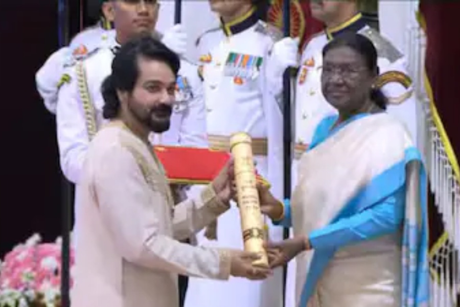 Prosenjit Chatterjee with Droupadi Murmu