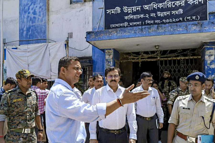 NIA officials conduct an investigation at Mothabari village in Malda district following the gherao of seven judicial officers by protesting locals over voter list deletions during the Special Intensive Revision (SIR) exercise ahead of the West Bengal Assembly elections, Saturday, April 4, 2026.
