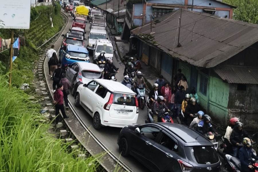 Darjeeling is facing severe traffic congestion due to a massive summer tourist rush over the past 2-3 weeks