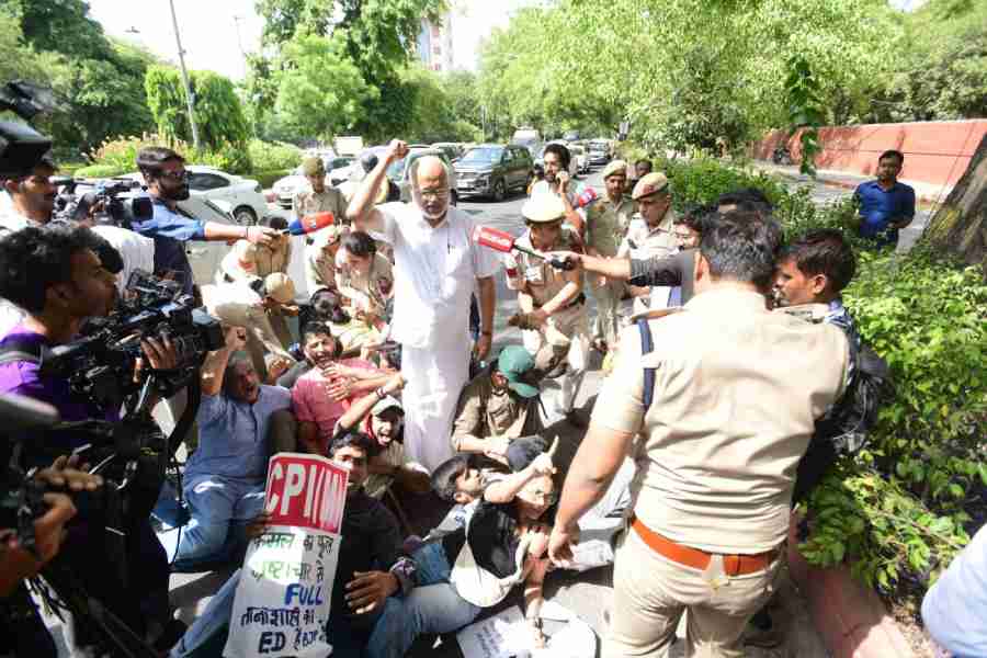 Pinarayi Vijayan ED raid | Violence breaks out amid CPI(M) protest over Enforcement Directorate raid against Pinarayi Vijayan - Telegraph India