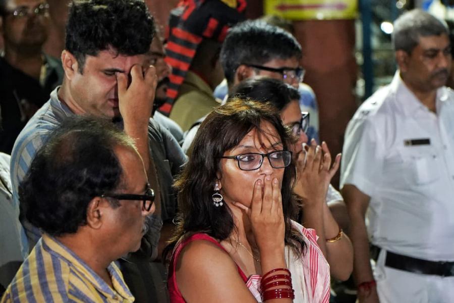 West Bengal chief minister Suvendu Adhikari, politician-oncologist Indranil Khan, actress-politician Ushashi Chakrabarty and politician Satarup Ghosh were among those who paid their final respects to filmmaker Anik Dutta outside SSKM Hospital on Wednesday. 