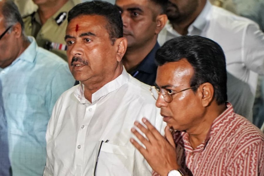 West Bengal chief minister Suvendu Adhikari, politician-oncologist Indranil Khan, actress-politician Ushashi Chakrabarty and politician Satarup Ghosh were among those who paid their final respects to filmmaker Anik Dutta outside SSKM Hospital on Wednesday. 