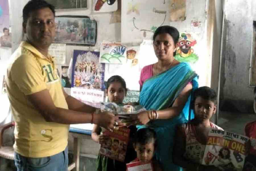 Uttam Das Bongi Balurghat anganwadi study kits