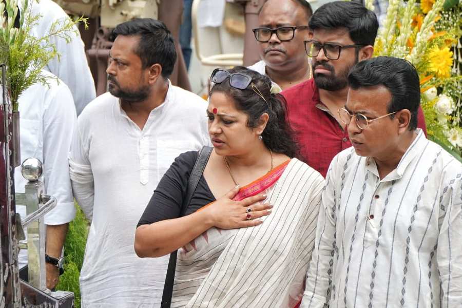 Filmmaker Anik Dutta’s body was brought to Nandan and New Theatres Studio on Friday, where members of the Bengal film fraternity, including Anjan Dutt, Abir Chatterjee, Srijit Mukherji, Rudranil Ghosh and Locket Chatterjee, paid their final respects to the director