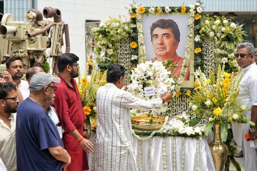 Tollywood at Nandan to bid farewell to Anik Dutta. 
