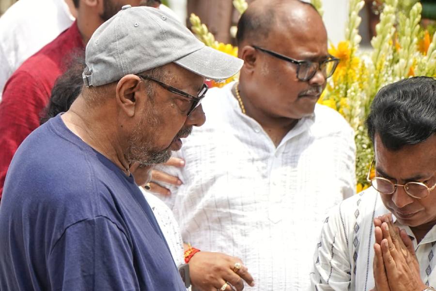 Anjan Dutt pays his last respects to Anik Dutta at Nandan on Friday