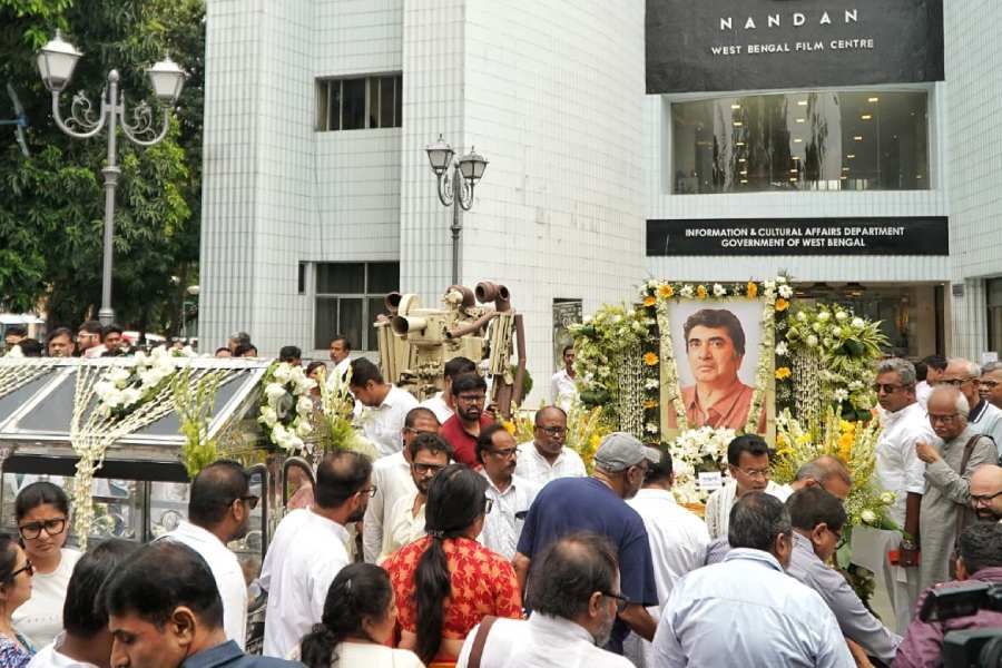 Anik Dutta funeral at Nandan