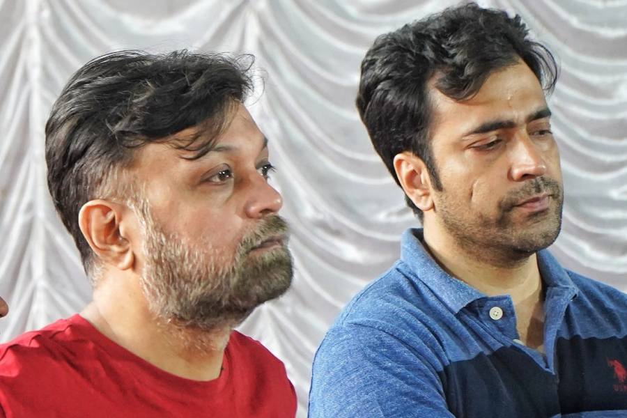 Director Srijit Mukherji and actor Abir Chatterjee paid tribute to Anik Dutta. 