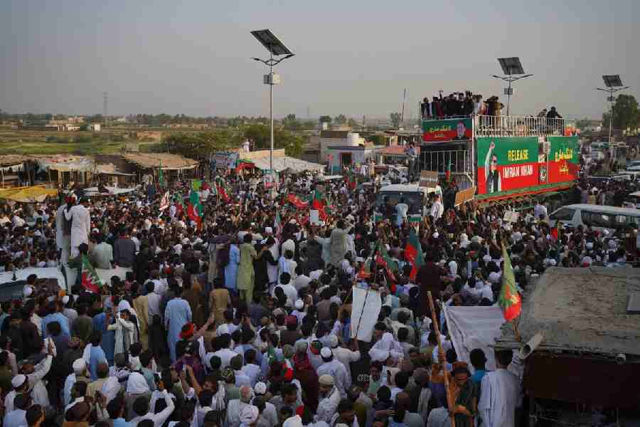 Imran Khan Supporters March Toward Islamabad as Government Blocks Entry