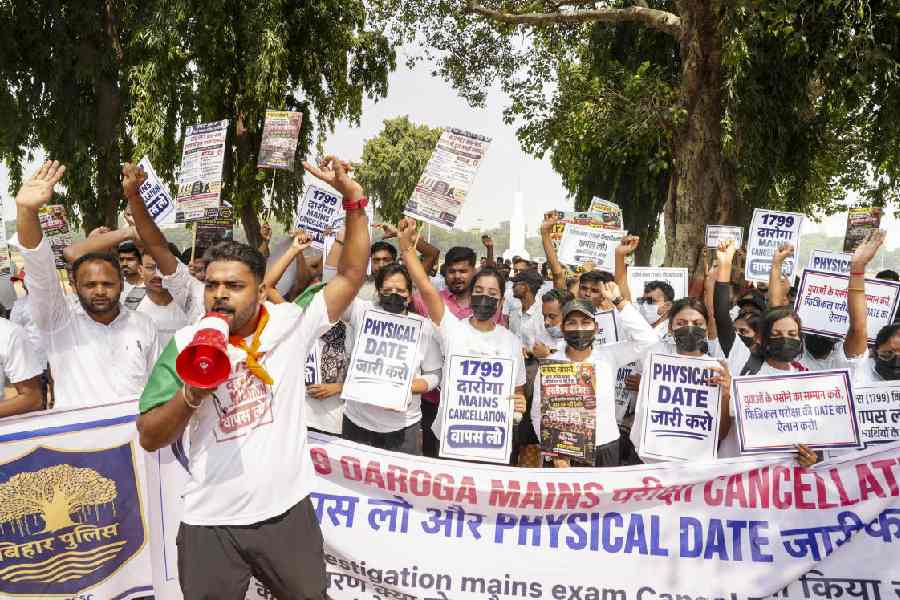 Bihar SI Aspirants Protest Cancellation, Demand Recruitment Restart