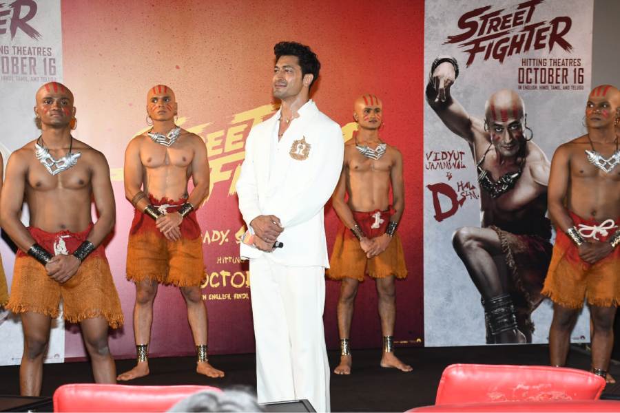 Vidyut Jammwal Holds Breath for 15 Minutes at Street Fighter Event