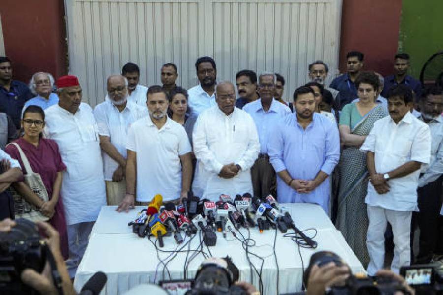 At Rahul tea party, INDIA's resolve to intensify stir, anger at protest zone denotification