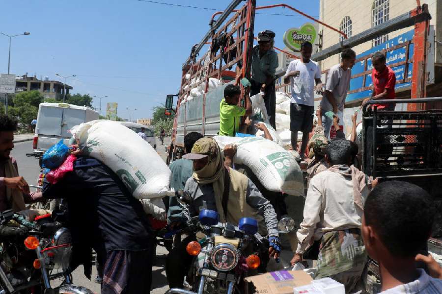 Red Wednesday Aid Yemen war humanitarian crisis | Yemen war casualties overwhelm ...