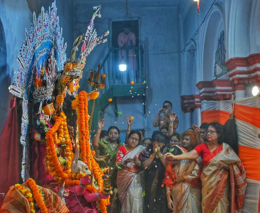 In north Kolkata, traditional household Pujas presented a serene atmosphere rooted in centuries-old heritage. Family members sat together inside the courtyard, watching the priest perform the sacred rites before idols decorated with marigold garlands.