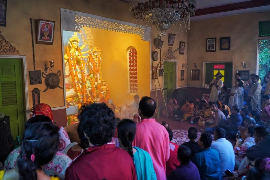 Neighbourhood pandals across south Kolkata saw similar participation during Sandhi Puja. Women dressed in red-and-white saris gathered close to the idol to shower flower petals while priests chanted mantras to mark the auspicious transition between Ashtami and Navami.