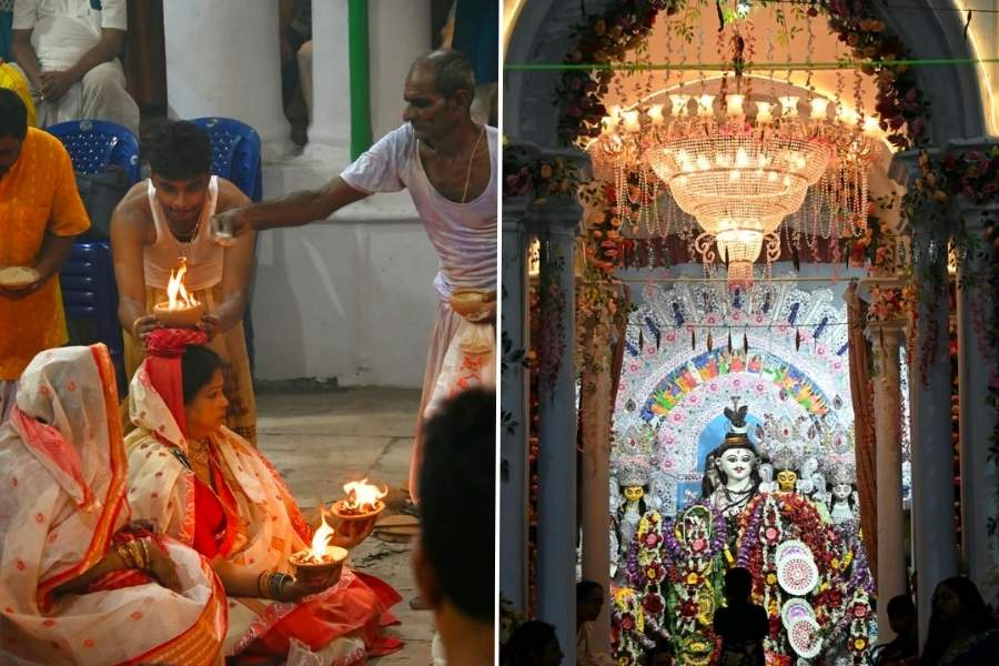 At Hatkhola Dutta Bari on College Street, married women observed the centuries-old ritual of Dhuno Porano, balancing burning clay bowls filled with frankincense on their hands and heads.
