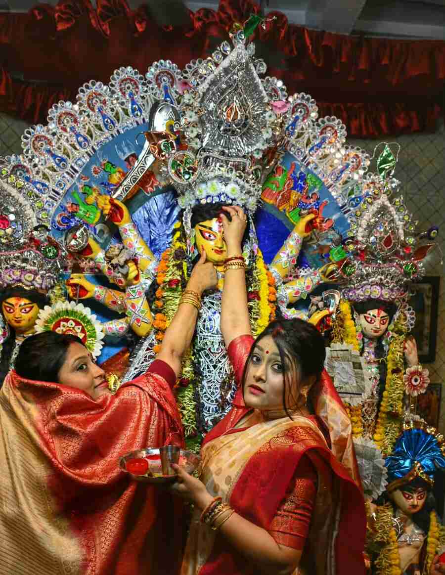 Women in white and red saris gathered to perform the final rituals. 