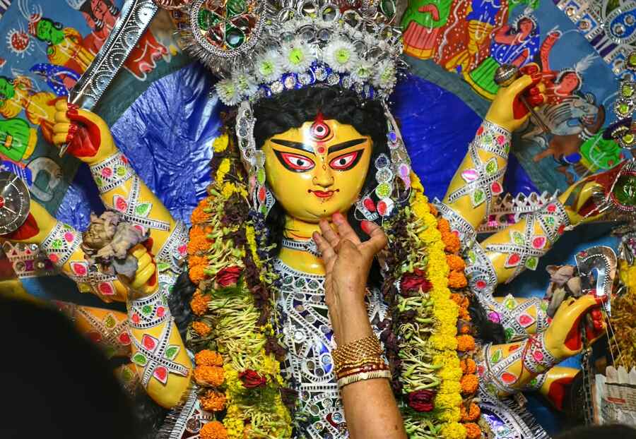 At Baghbazar Haldarbari, women of the house offered their final prayers to the Goddess. The Durga Puja at this bonedi bari is more than 450 years old. 