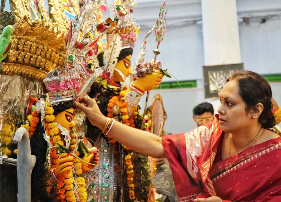 Women offered sweets, flowers and sindoor to the idol before immersion.