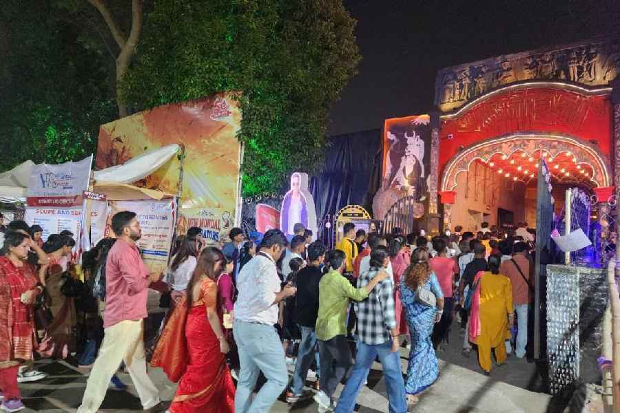 Visitors rush into the Mahabharata-themed pandal in EC Block. 