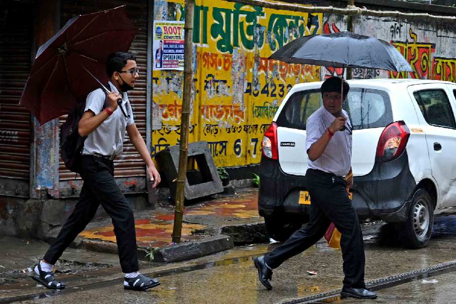 Kolkata Weather: Rain, gusty winds forecast as Cyclone Arnab weakens after landfall