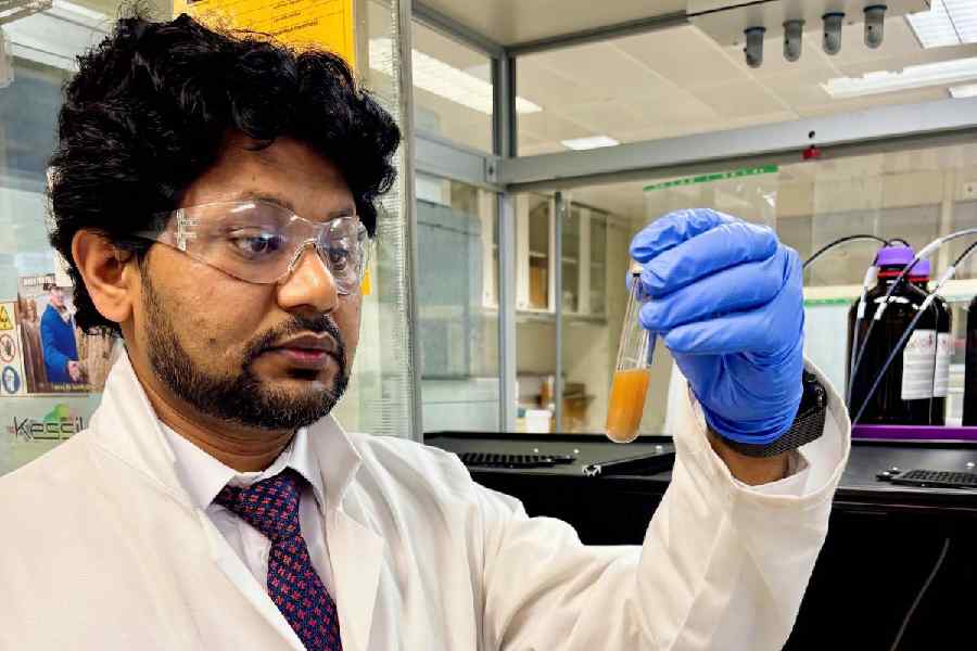 UCL Scientist Develops Light-Driven Atomic Hydrogen Method at Room Temperature