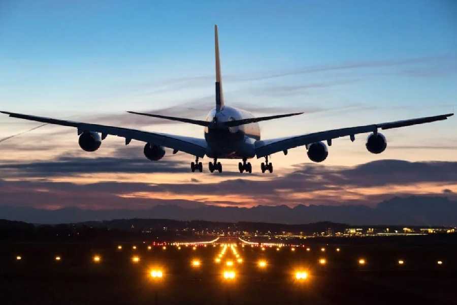 Air traffic control glitch disrupts flights, nearly 300 cancellations reported across country